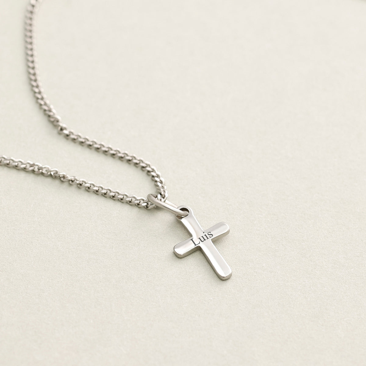 Herren Mini Kreuz Halskette mit Gravur – silberner Kreuzanhänger mit Namensgravur, Nahaufnahme