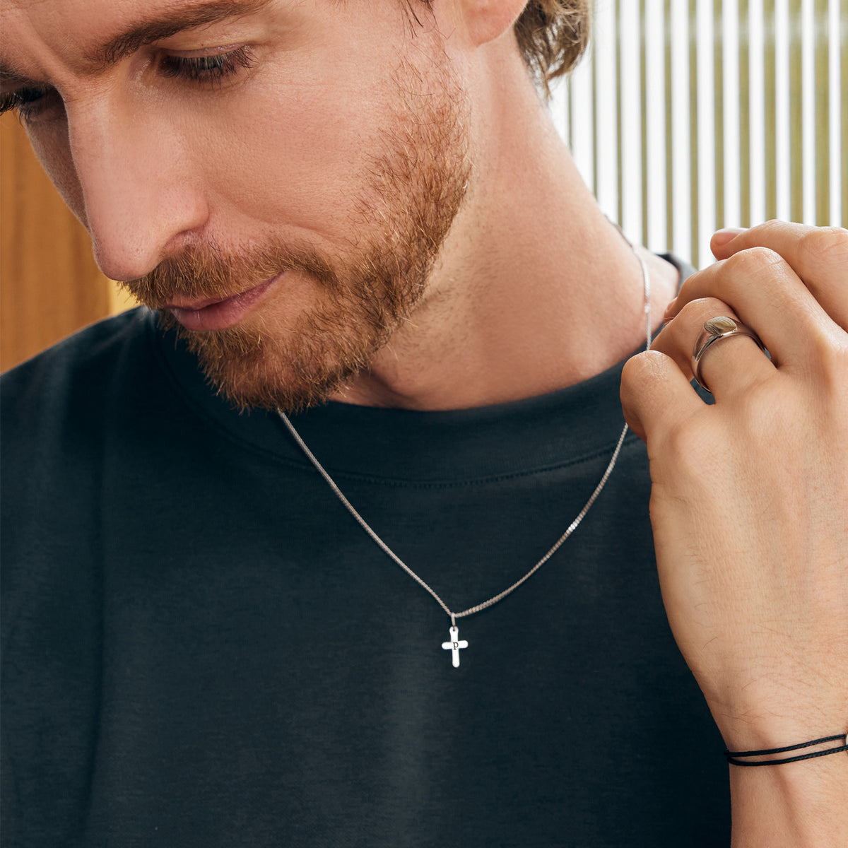 Herren Mini Kreuz Halskette mit Gravur – Mann trägt silberne Kette mit kleinem Kreuzanhänger, Nahaufnahme