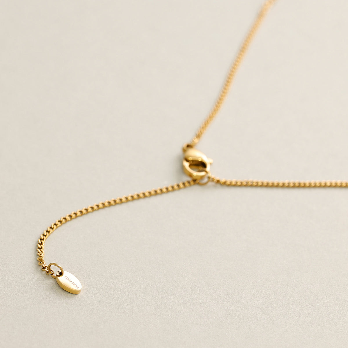 Herren Mini Kreuz Halskette mit Gravur – Verschluss mit verstellbarer Kette und Markenplättchen in Gold