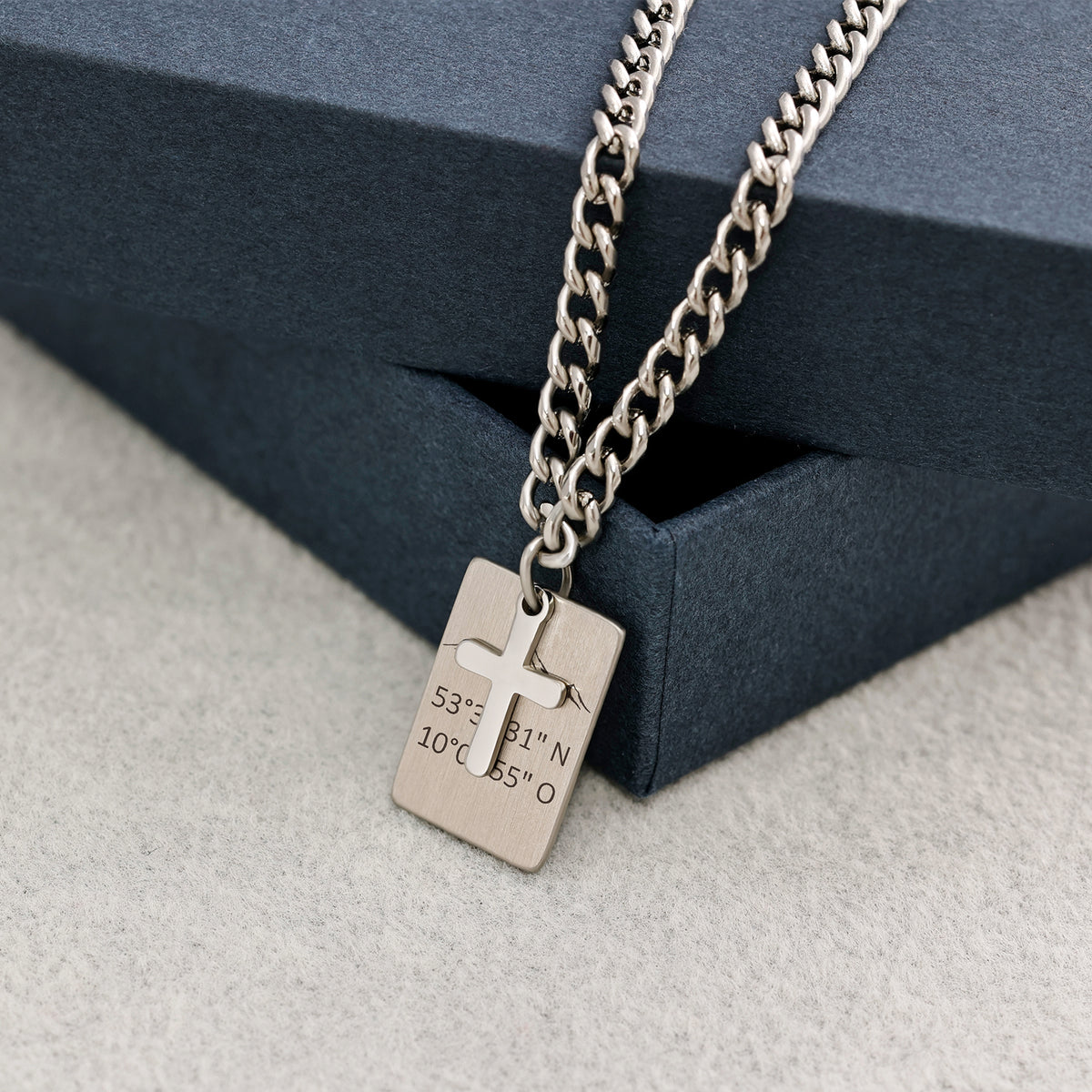 Rechteckige Gravurkette mit Kreuz – silberne Kette mit graviertem Koordinaten-Plättchen auf Geschenkbox