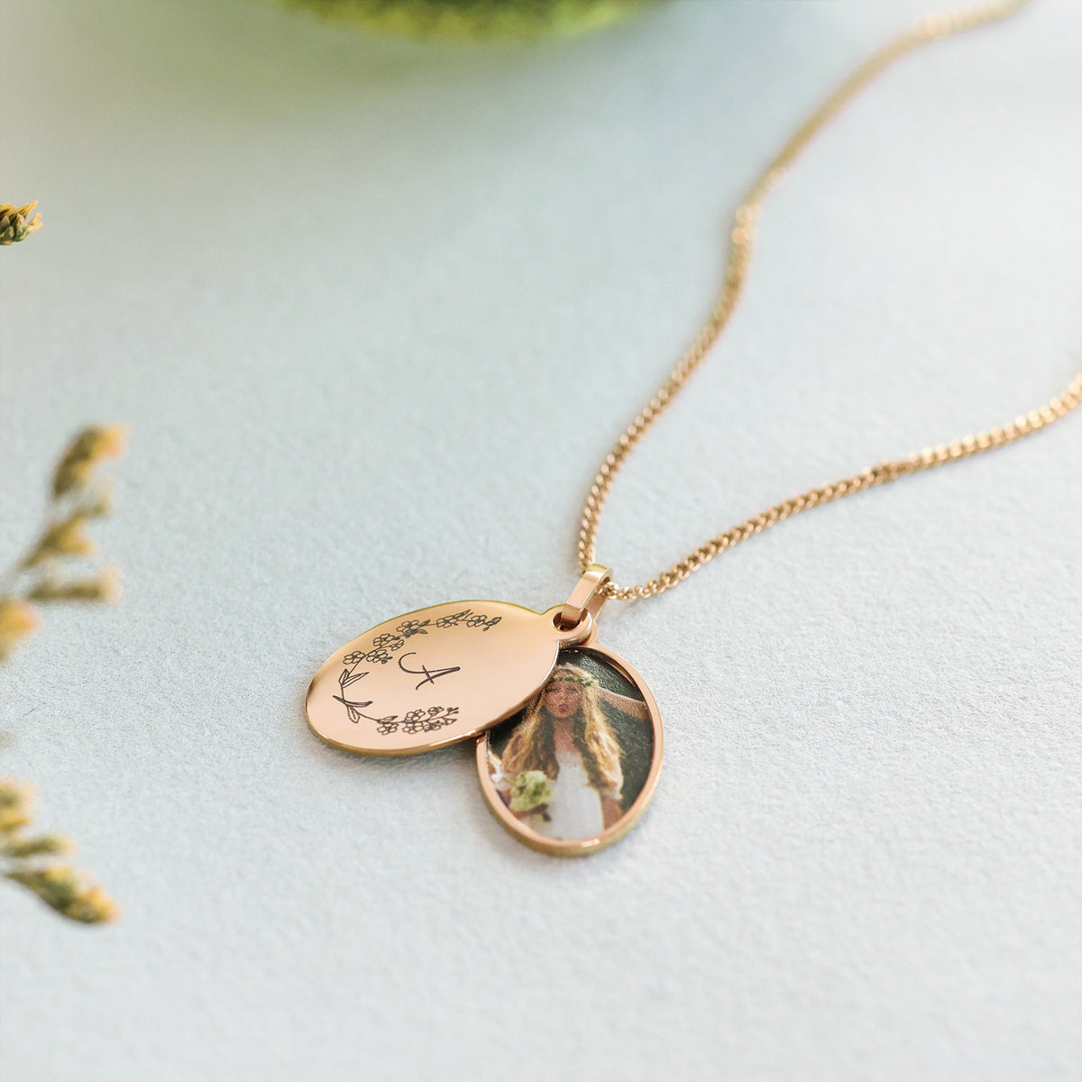 Personalisiertes Foto-Medaillon mit Gravur in Gold, aufgeklappt mit Blumenmotiv, Initiale und Foto