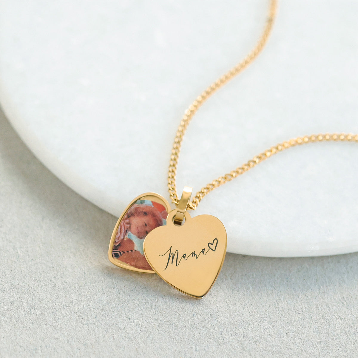 Personalisiertes Herz Foto-Medaillon in Roségold, aufgeklappt mit Babyfoto und Gravur 'Mama'