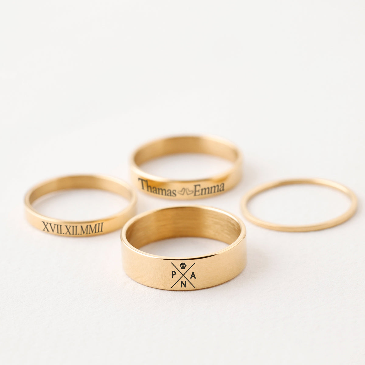 Personalisierter Herren Namensring mit Gravur in Gold, verschiedene Ring-Varianten mit Datum und Symbolen