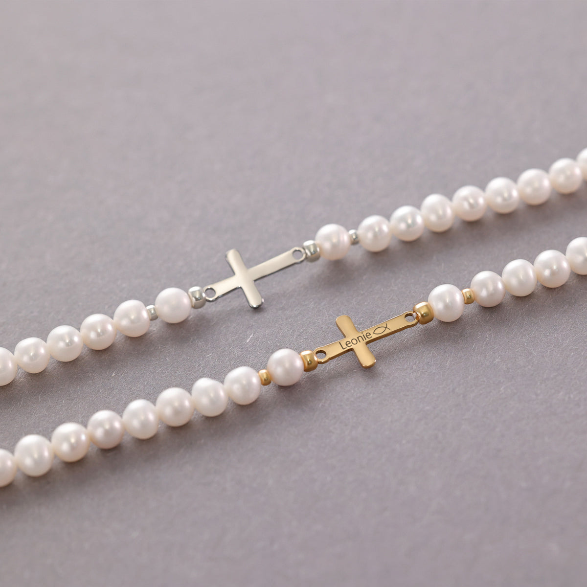 Zwei Süßwasserperlen Kreuz-Armbänder im Vergleich – schlichtes Silberkreuz und graviertes Goldkreuz mit Fisch
