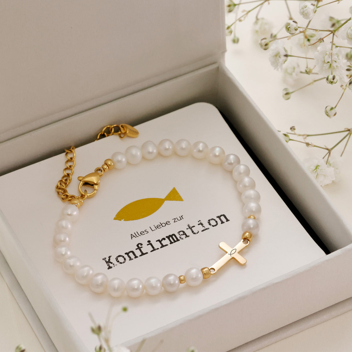Süßwasserperlen Kreuz-Armband in Geschenkbox mit Fisch-Symbol und Karte 'Alles Liebe zur Konfirmation'