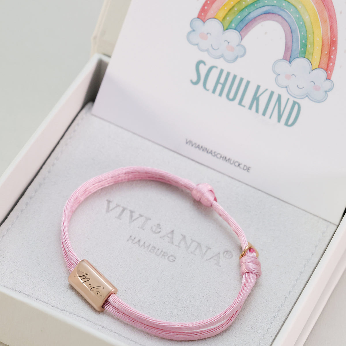 Kinder Satinband Armband mit Gravur in Rosa mit Namensgravur, in Box mit Regenbogen-Einschulungskarte Schulkind