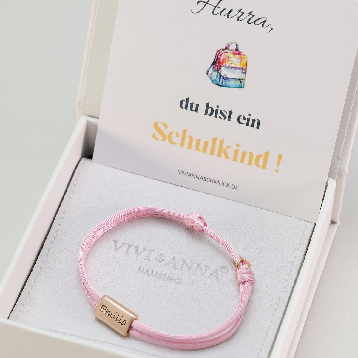 Kinder Satinband Armband mit Gravur in Rosa, Gravur Emilia, in Geschenkbox mit Einschulungskarte Schulkind