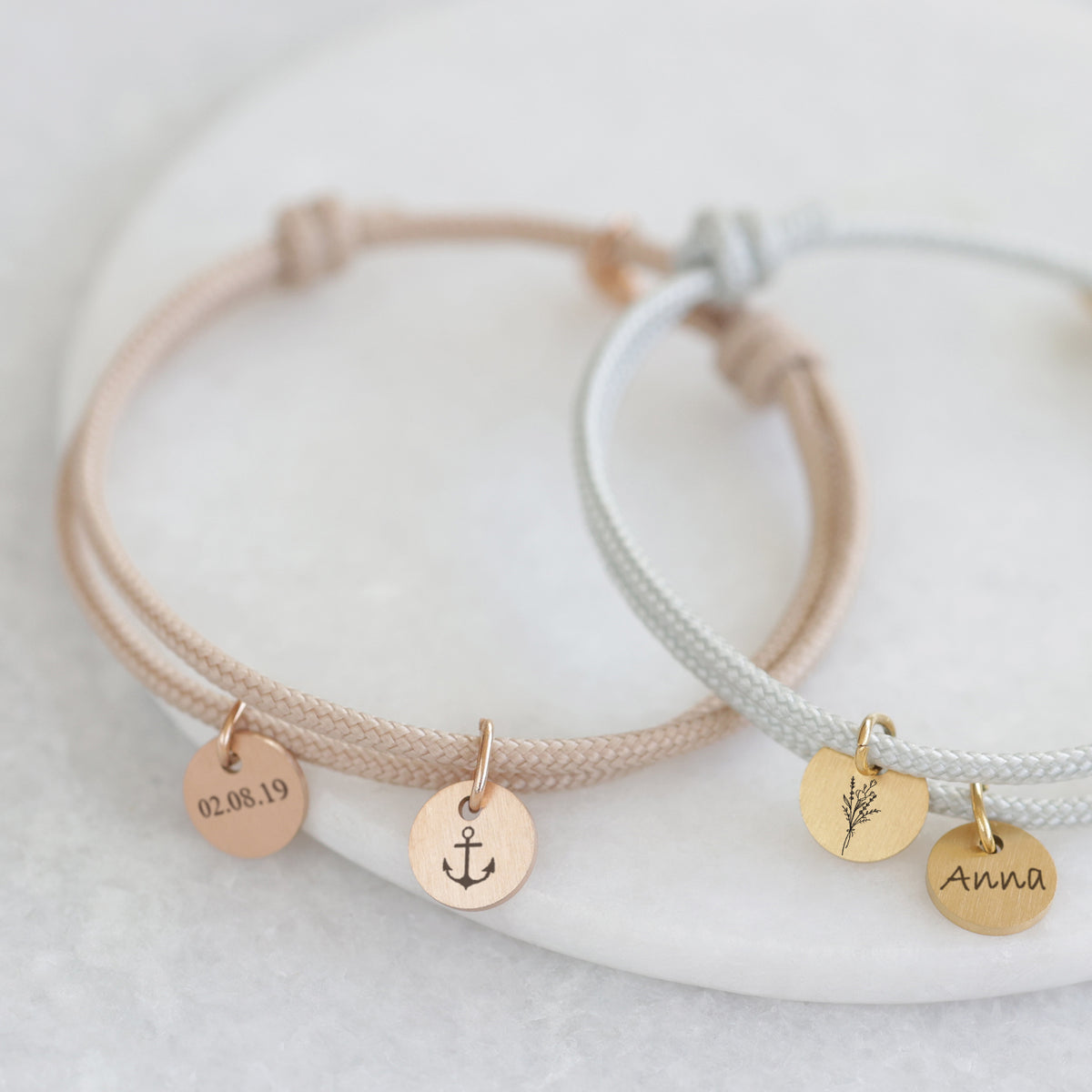 Segeltau Armband mit personalisiertem Anhänger in Beige und Silber – Datum, Anker, Blume und Name im Vergleich