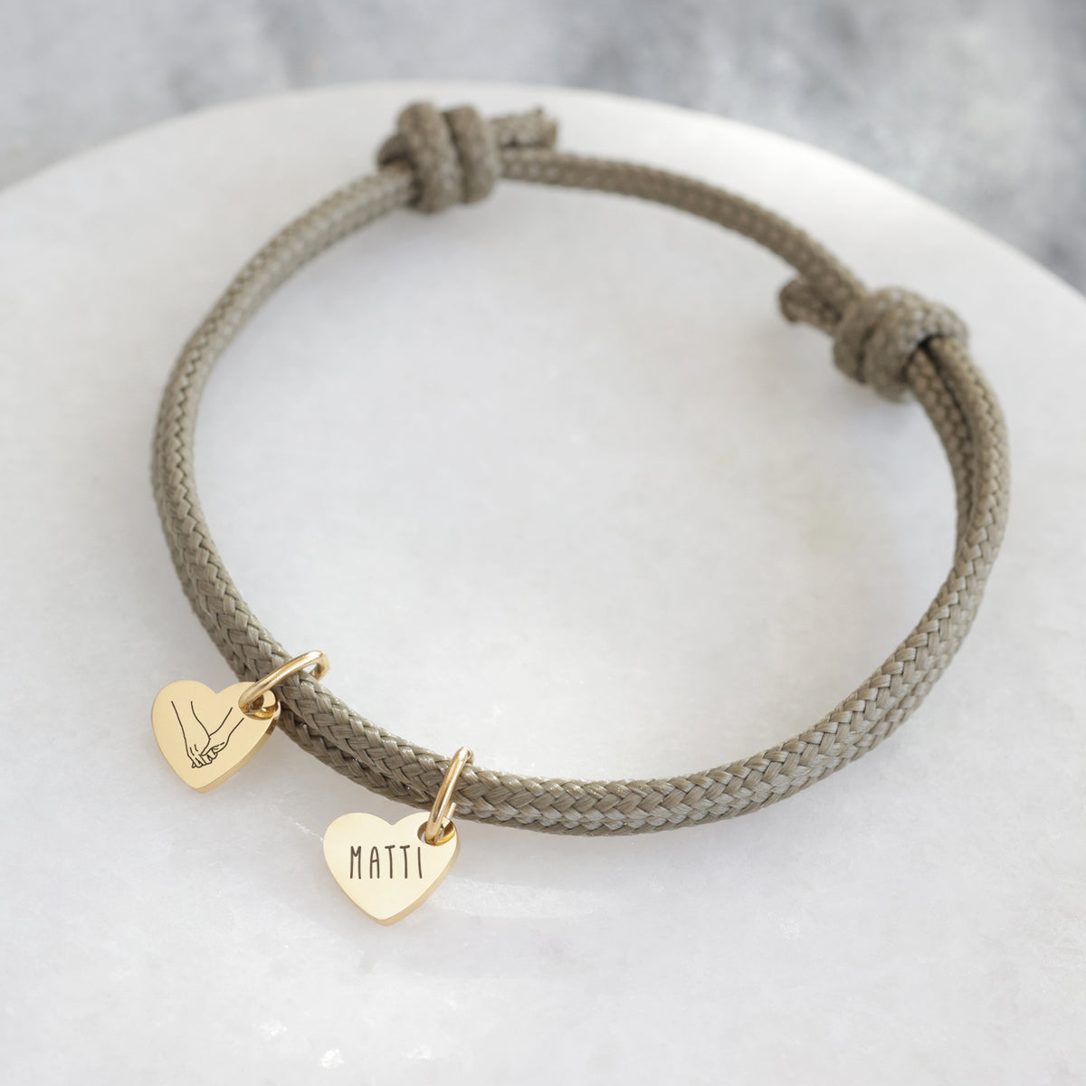 Herz-Armband aus Segeltau in Taupe mit zwei Herzanhängern – Handschlag-Symbol und Name MATTI