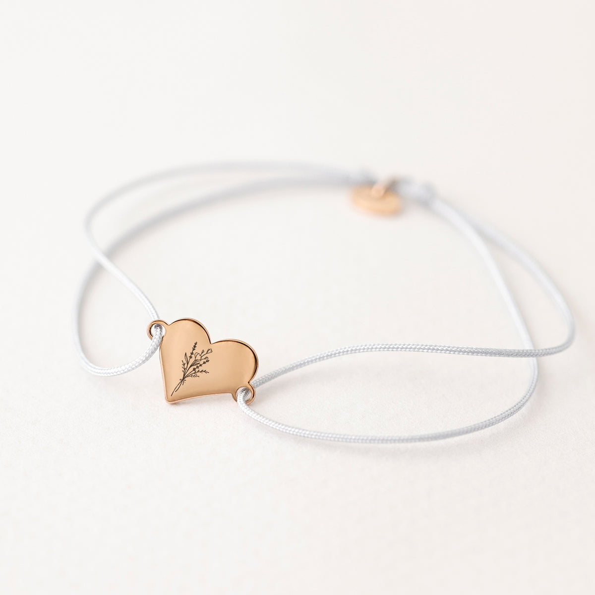 Feines Herz-Armband mit Wunschtext in Grau – Roségold-Herz mit Wildblumen-Gravur