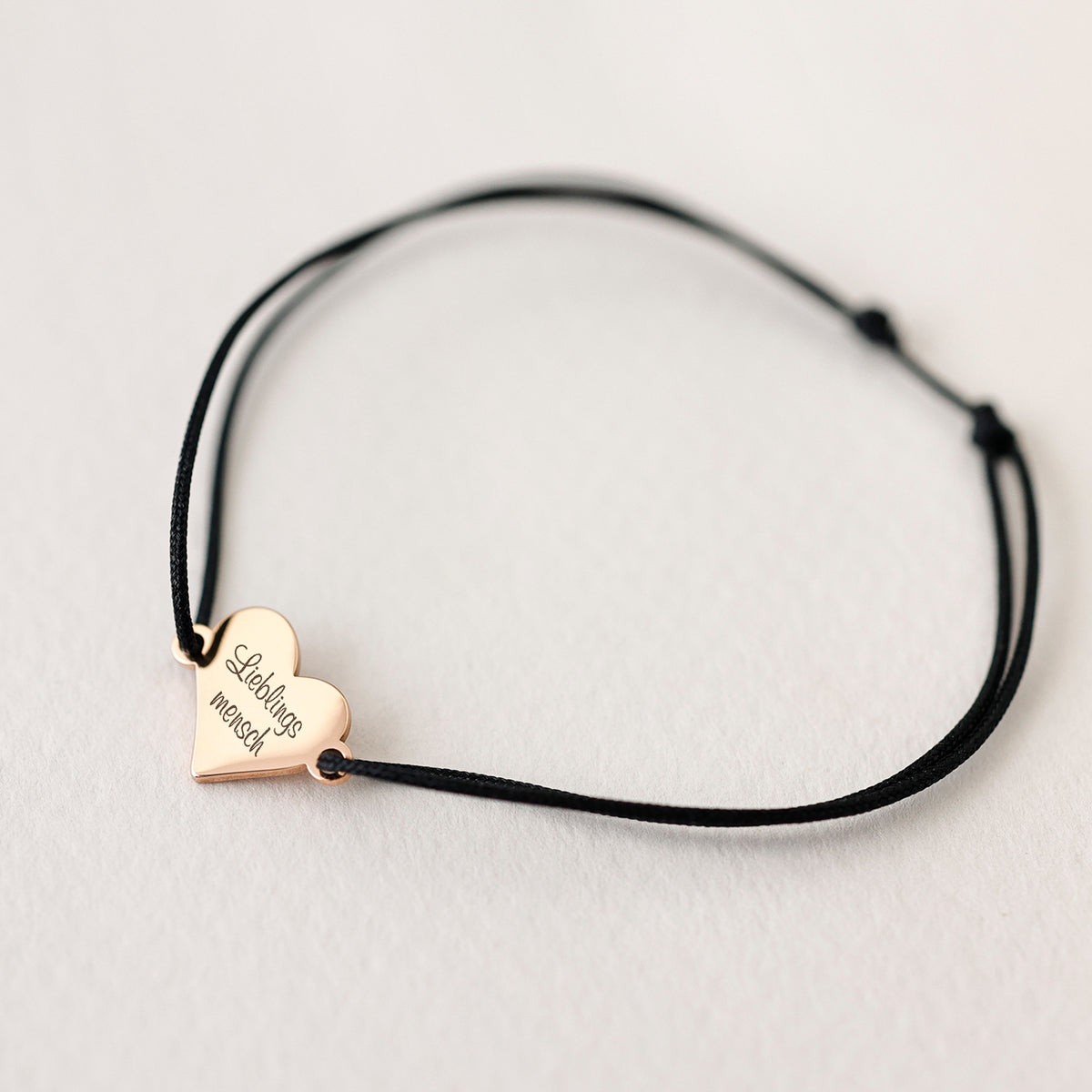 Feines Herz-Armband mit Wunschtext in Schwarz – Roségold-Herz mit Gravur 'Lieblingsmensch'