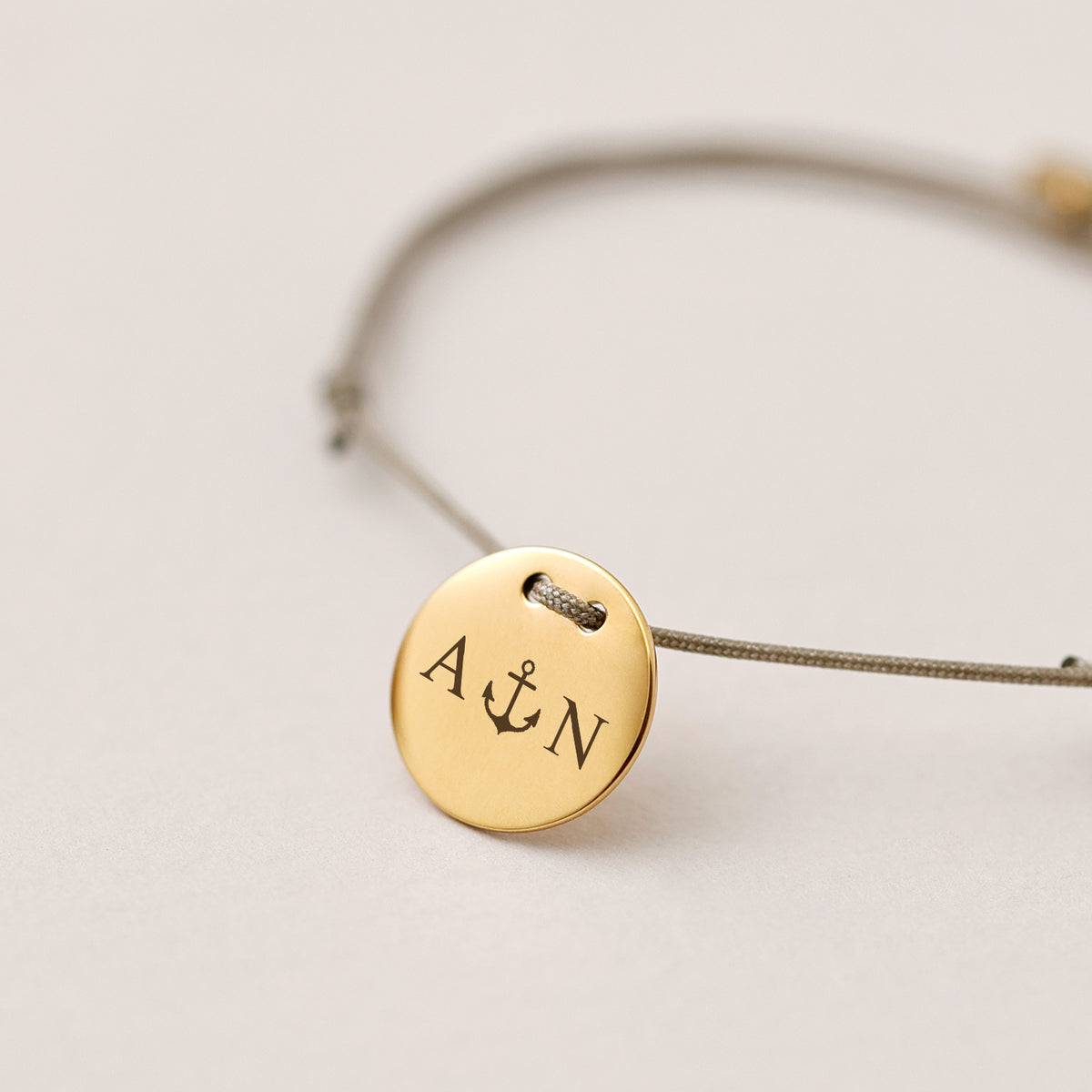 Unisex Armband mit Gravur, goldenes Plättchen mit Initialen A und N und Anker-Symbol