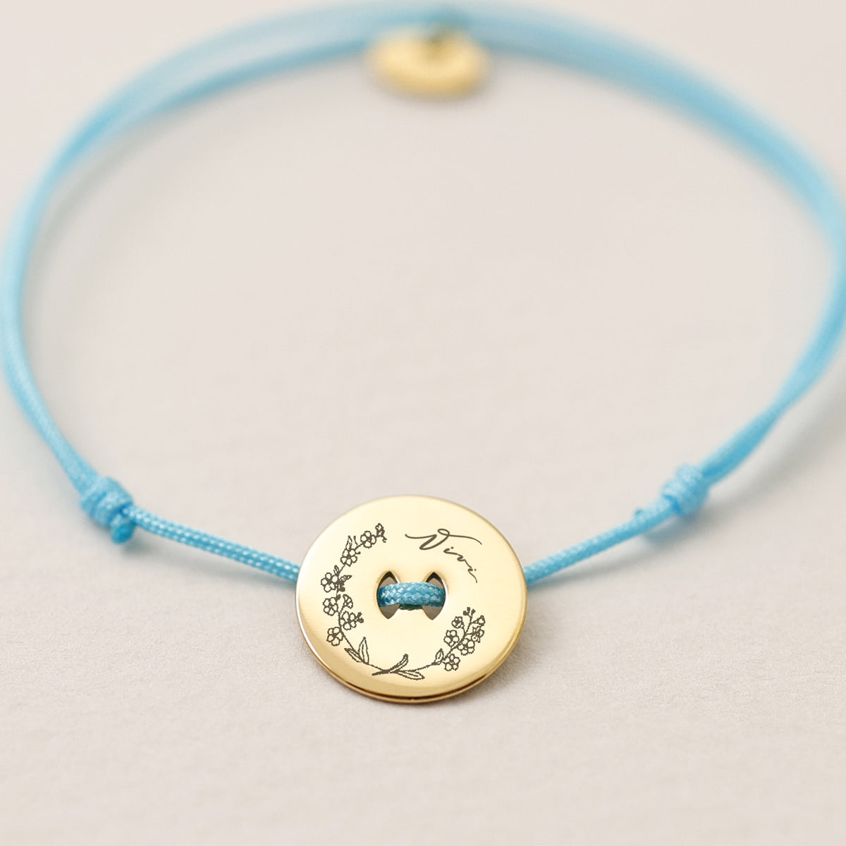 Personalisiertes Nylon Armband in Blau, goldenes Plättchen mit Initiale A und Blätterkranz