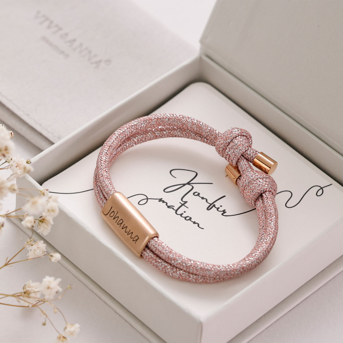 Glitzer Segeltau Armband mit Gravur in Rosé in Geschenkbox, Plättchen graviert 'Johanna', Konfirmations-Karte