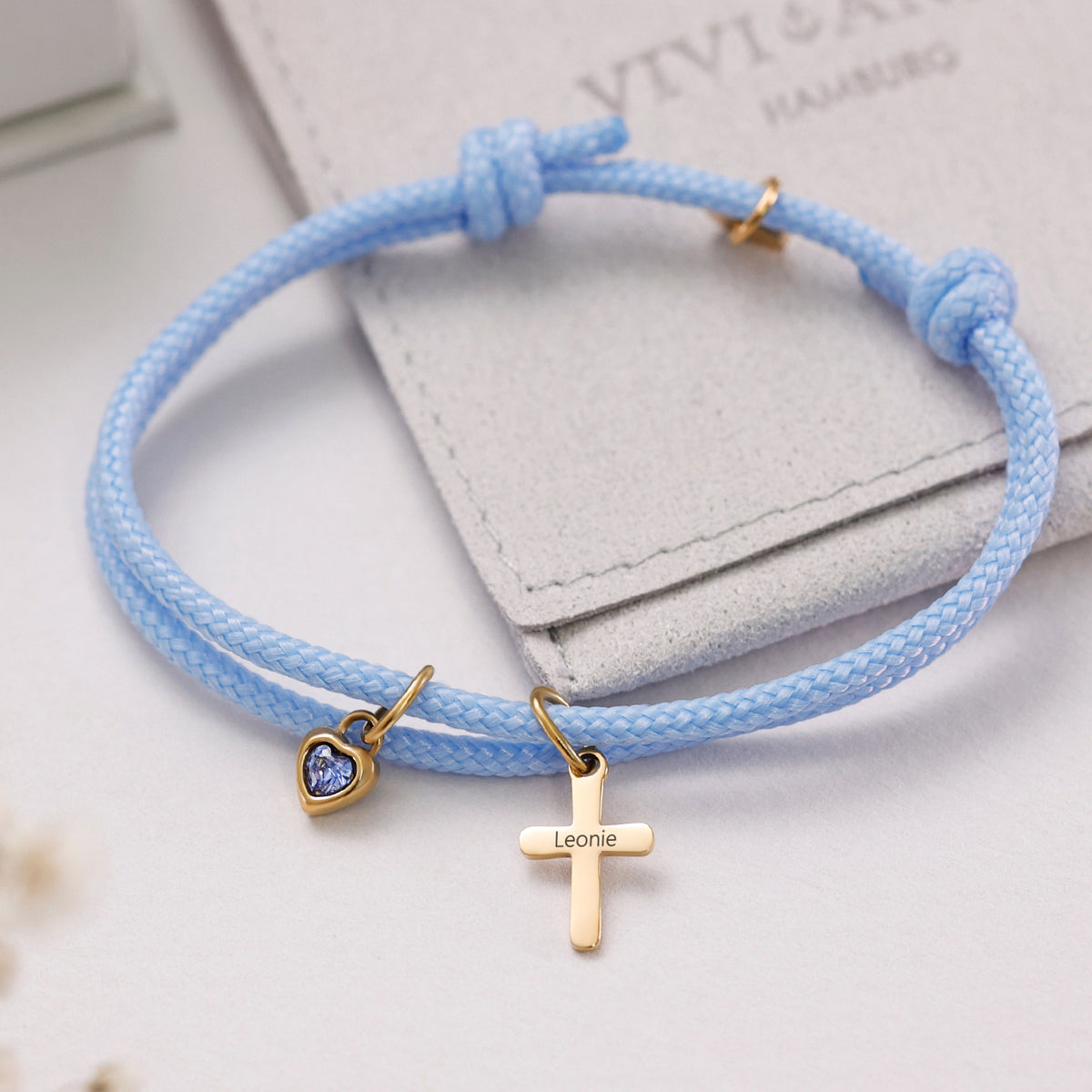Mini Kreuz Segeltau Armband mit Herz-Geburtsstein, Kreuzanhänger graviert mit dem Namen „Leonie“