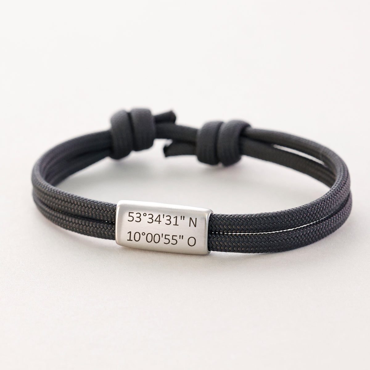 Schwarzes Segeltau-Armband mit graviertem Koordinaten-Anhänger 53°34'31" N 10°00'55" O