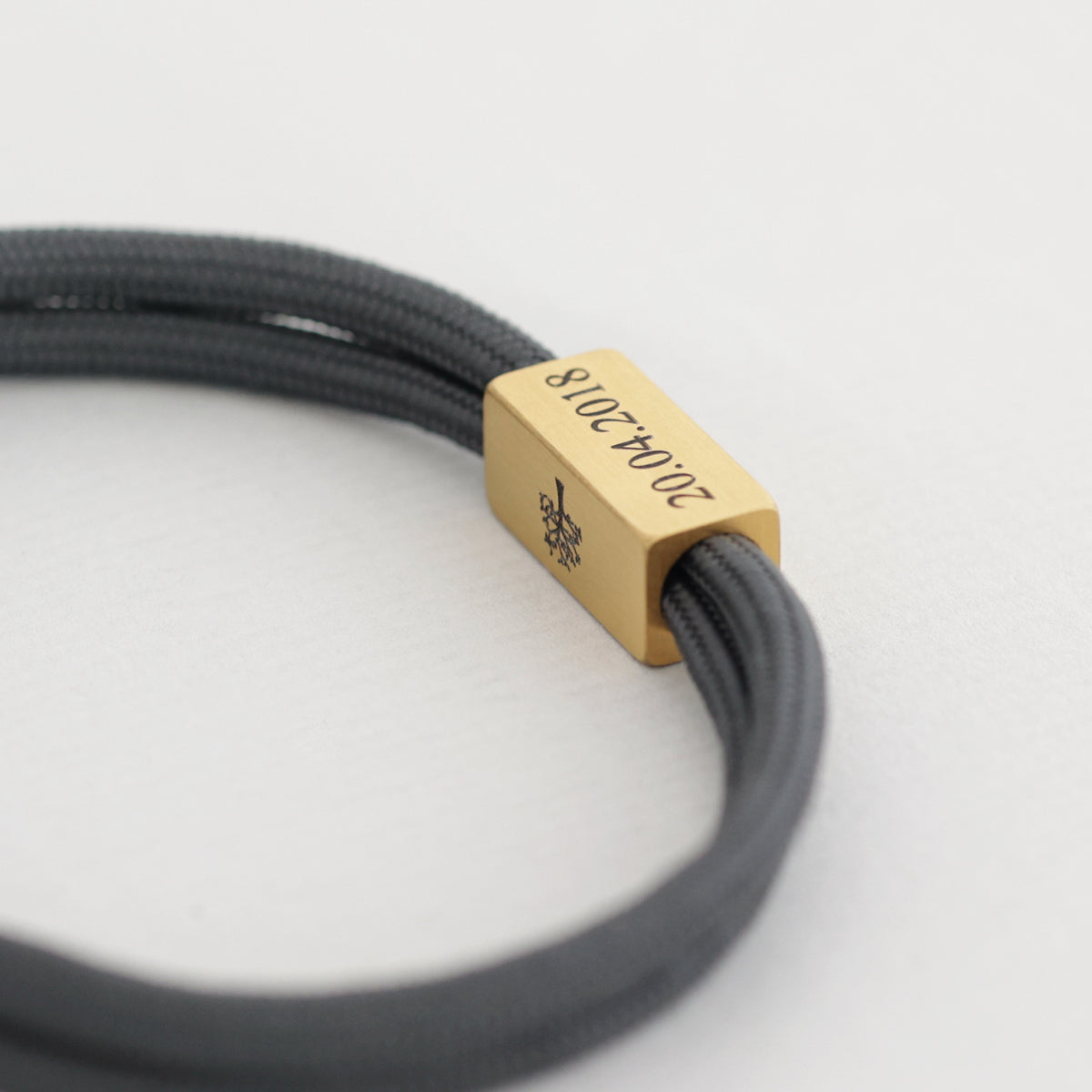 Graues Segeltau-Armband mit graviertem Anhänger 20.04.2018 und Baum-Symbol