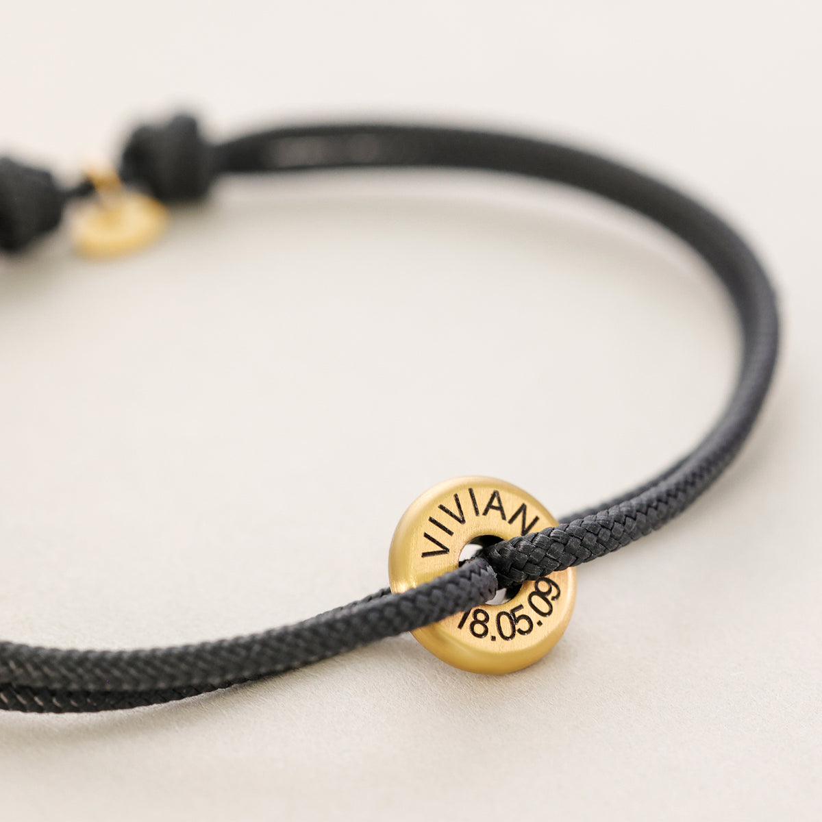 Segeltau Donut Armband in Gold mit Gravur von Name und Datum in Nahaufnahme