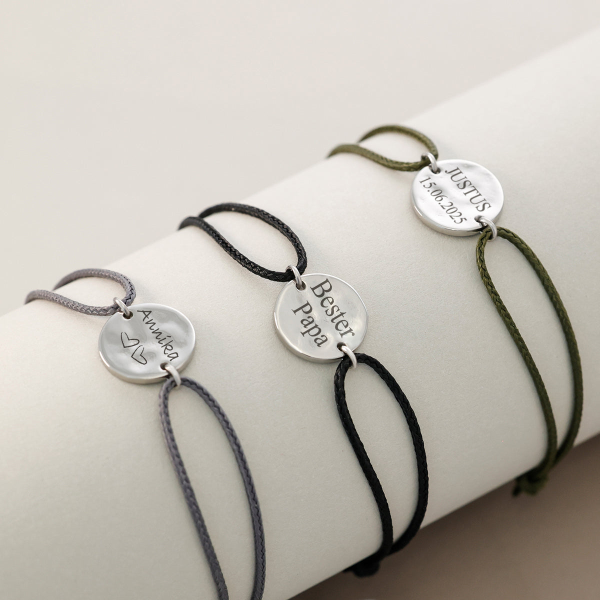 Drei Nylon Armbänder mit Hammerschlagplättchen in Grau, Schwarz und Oliv, individuell graviert