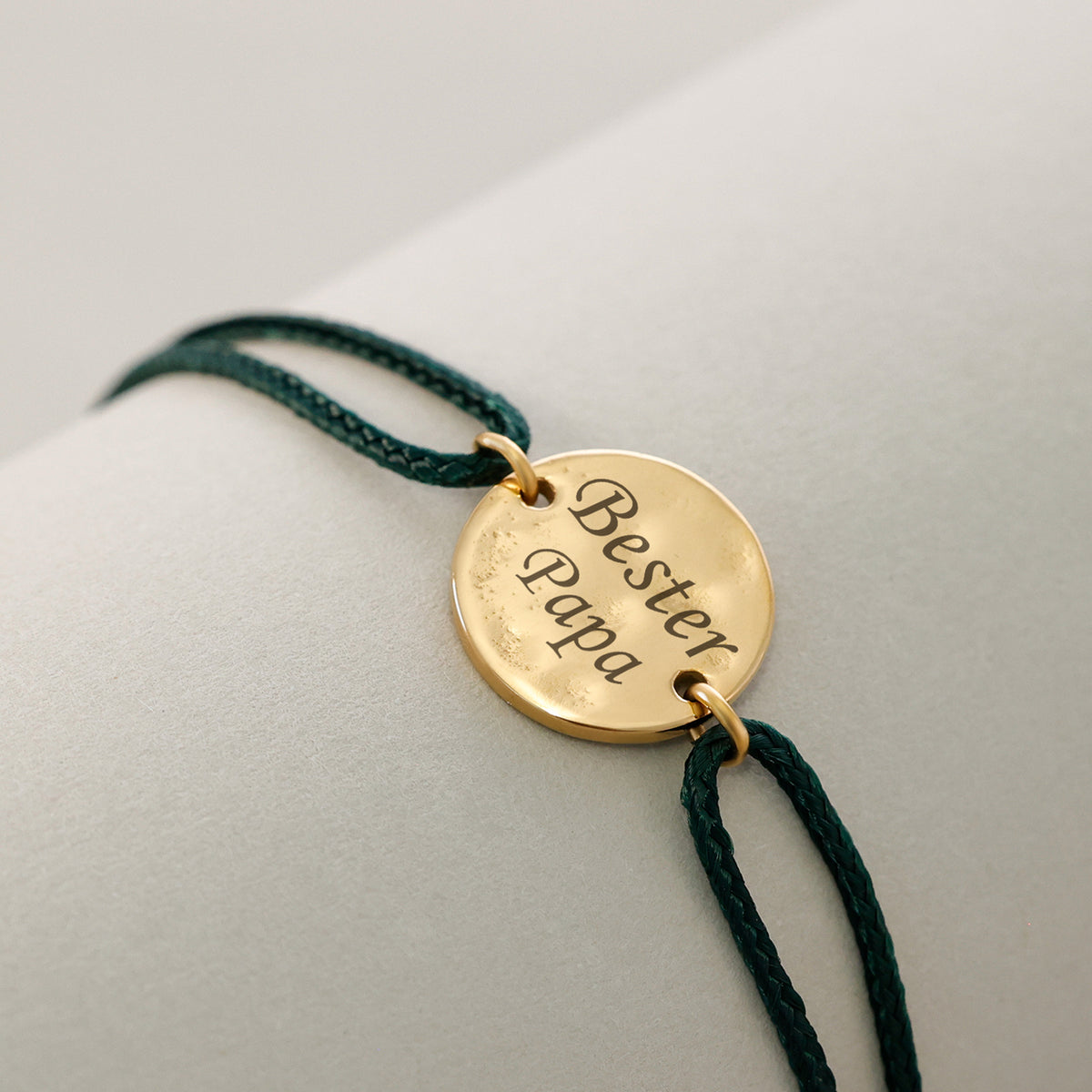 Nylon Armband mit Hammerschlagplättchen in Gold, Gravur 'Bester Papa' in Nahaufnahme