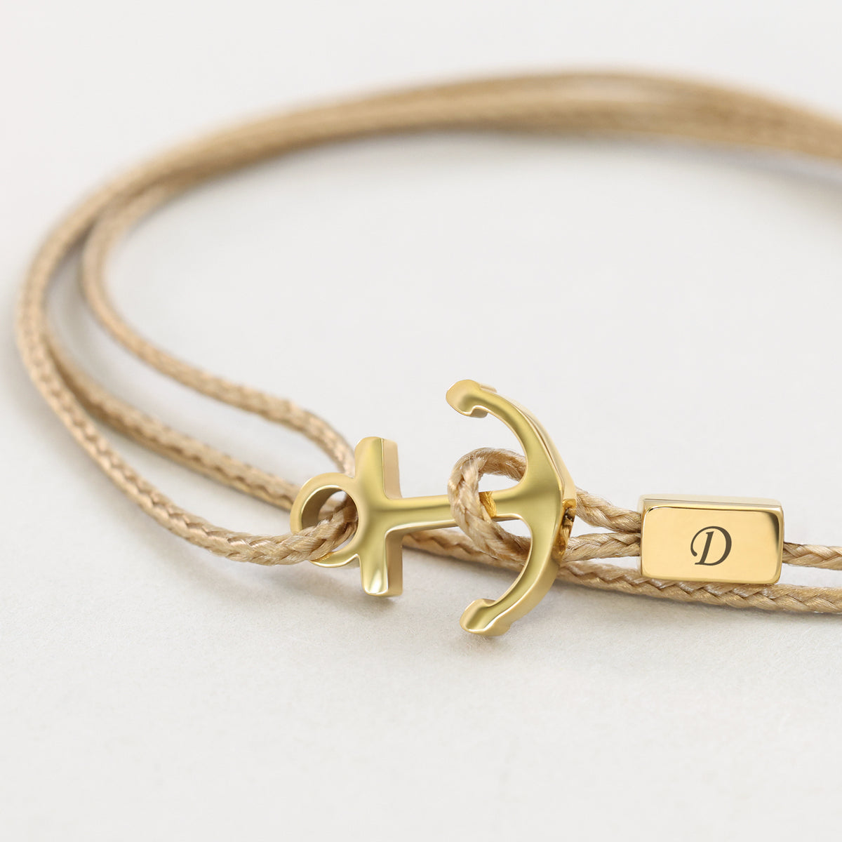 Unisex Armband mit Gravur & Ankerhaken in Beige – vergoldeter Anker mit Initiale D am Verschlussteil