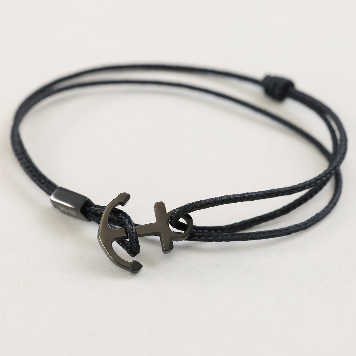 Ankerhaken Nylon Armband mit Gravur in Schwarz – schwarzer Anker mit graviertem Verschlussplättchen