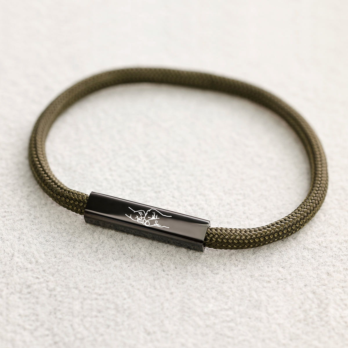 Individuell Armband mit Gravur & Magnetverschluss in Oliv – graviertes Plättchen mit Händen-Motiv
