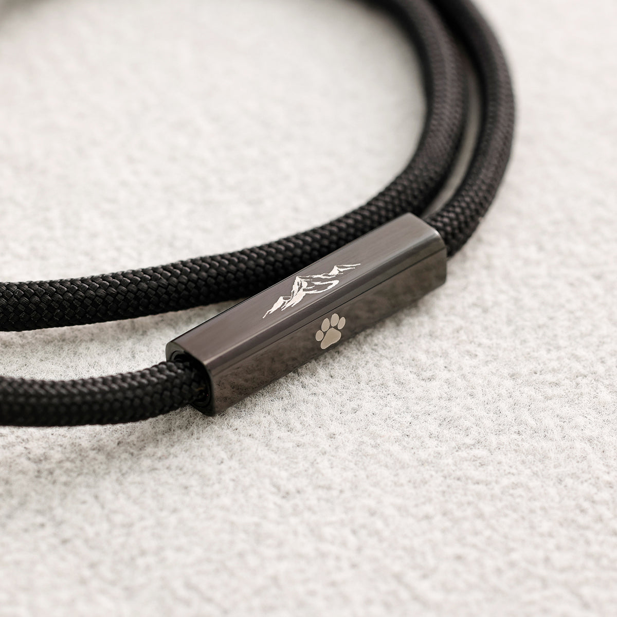 Segeltau-Armband Detailansicht – Verschluss mit Gravur von Berg-Silhouette und Pfotenabdruck