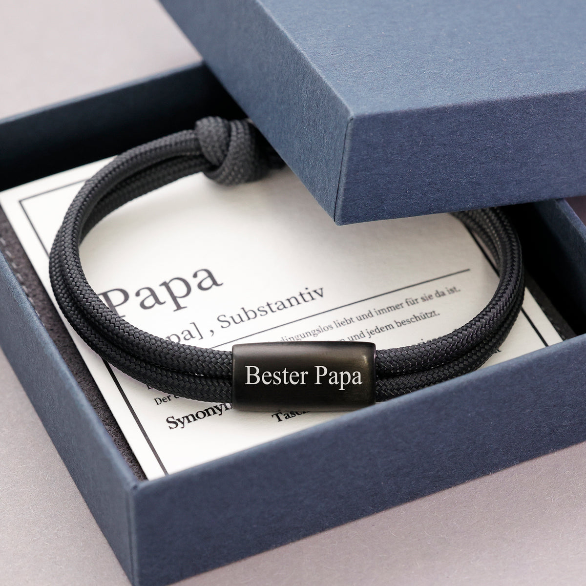 Papa Armband Geschenkset in Schwarz – graviertes 'Bester Papa' Armband in Geschenkbox mit Papa-Definitionskarte