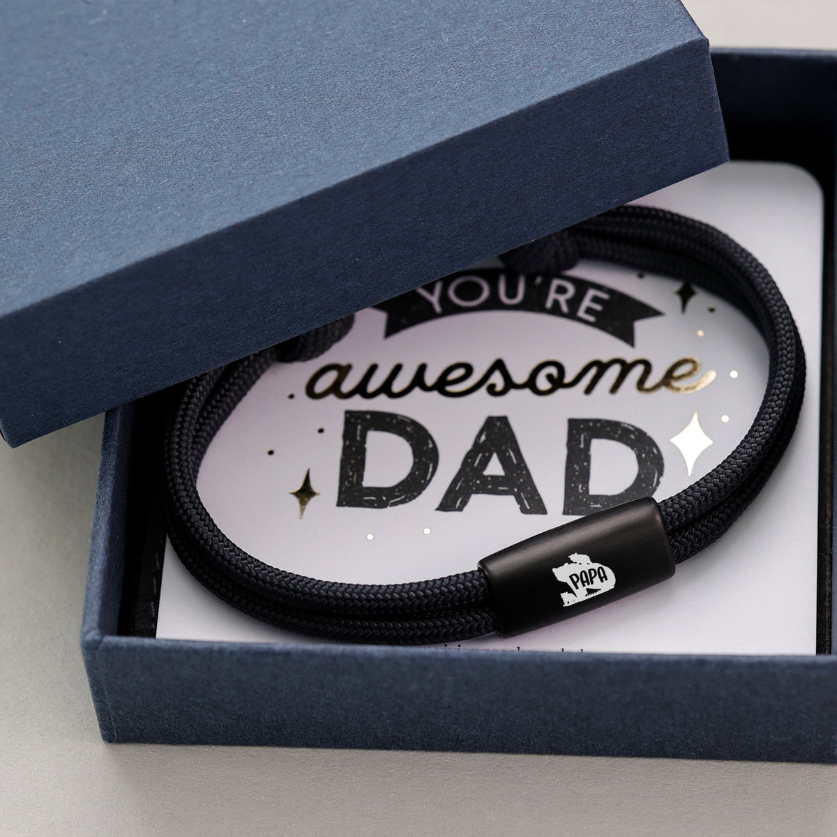 Personalisiertes Segeltau Armband für Papa in Schwarz, Plättchen mit 'Papa' in Geschenkbox mit Karte