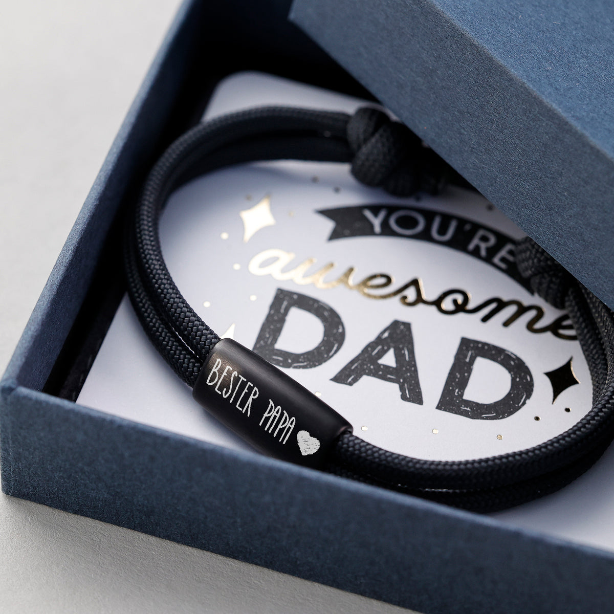 Personalisiertes Segeltau Armband für Papa in Schwarz, Plättchen mit 'Bester Papa' in Geschenkbox