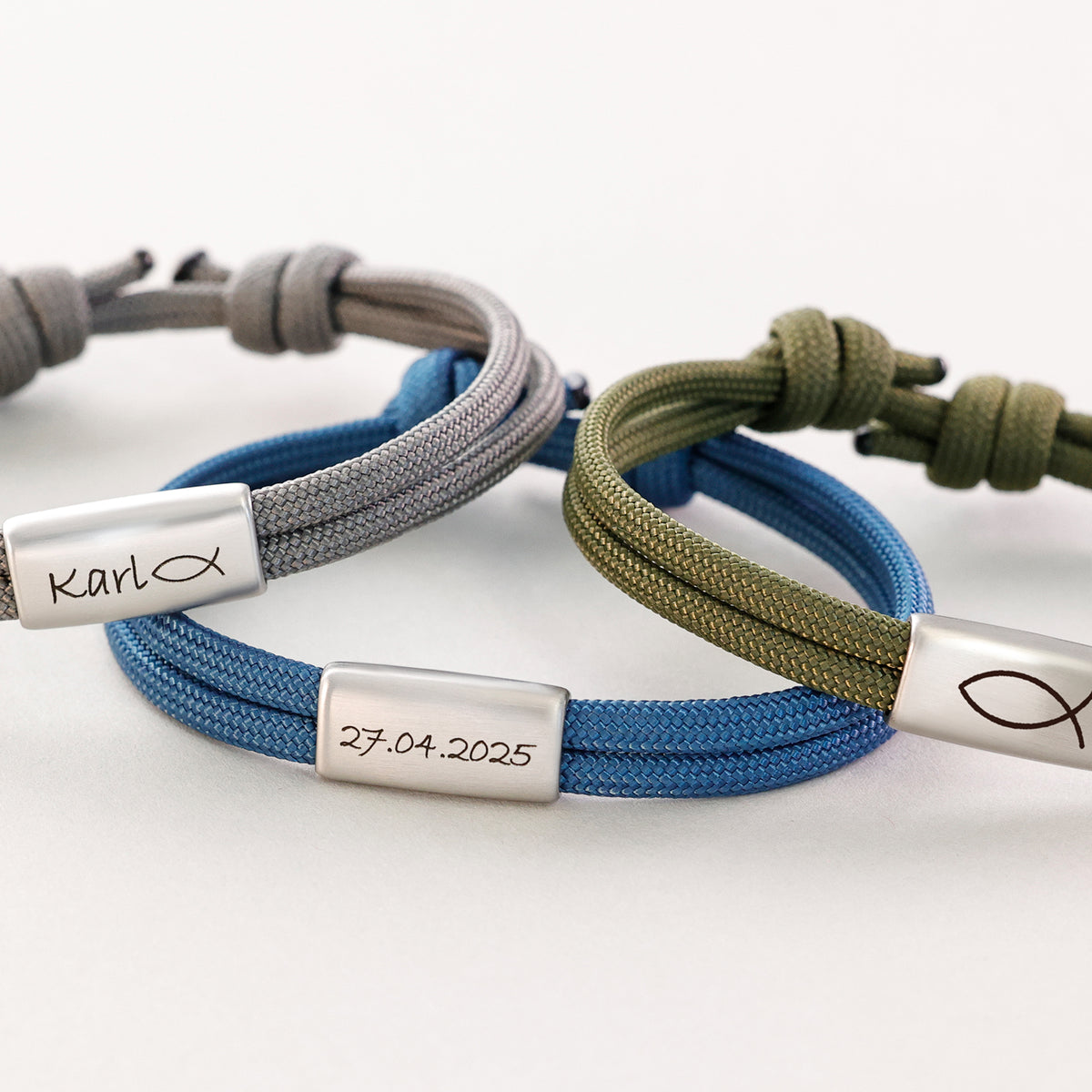 Personalisiertes Segeltau Armband mit Gravur zur Kommunion – drei Farben Grau, Blau und Oliv mit Name und Datum