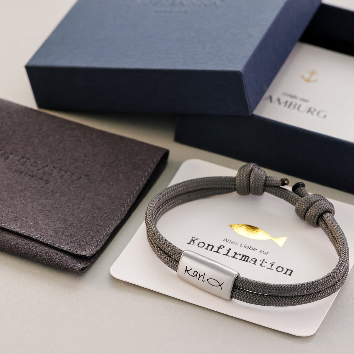Personalisiertes Segeltau Armband mit Gravur zur Konfirmation – graues Band mit Name, Etui, Karte und Geschenkbox
