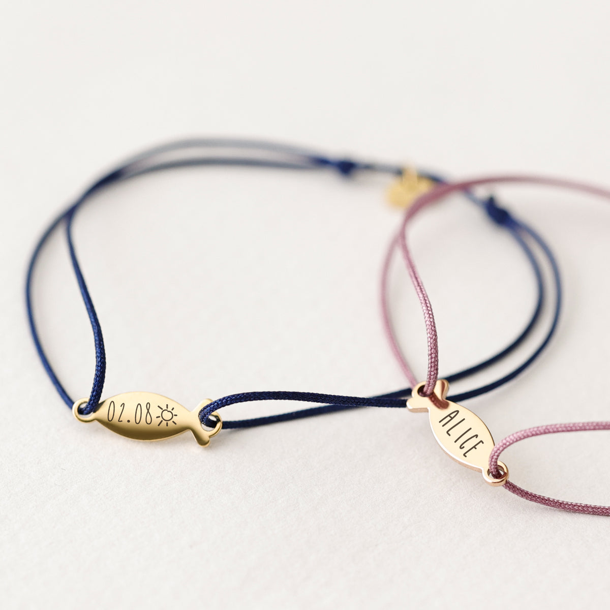 Ichthys Armband mit Gravur – Marineblau mit Datum '02.08' und Sonnensymbol, Mauve mit Gravur 'Alice'