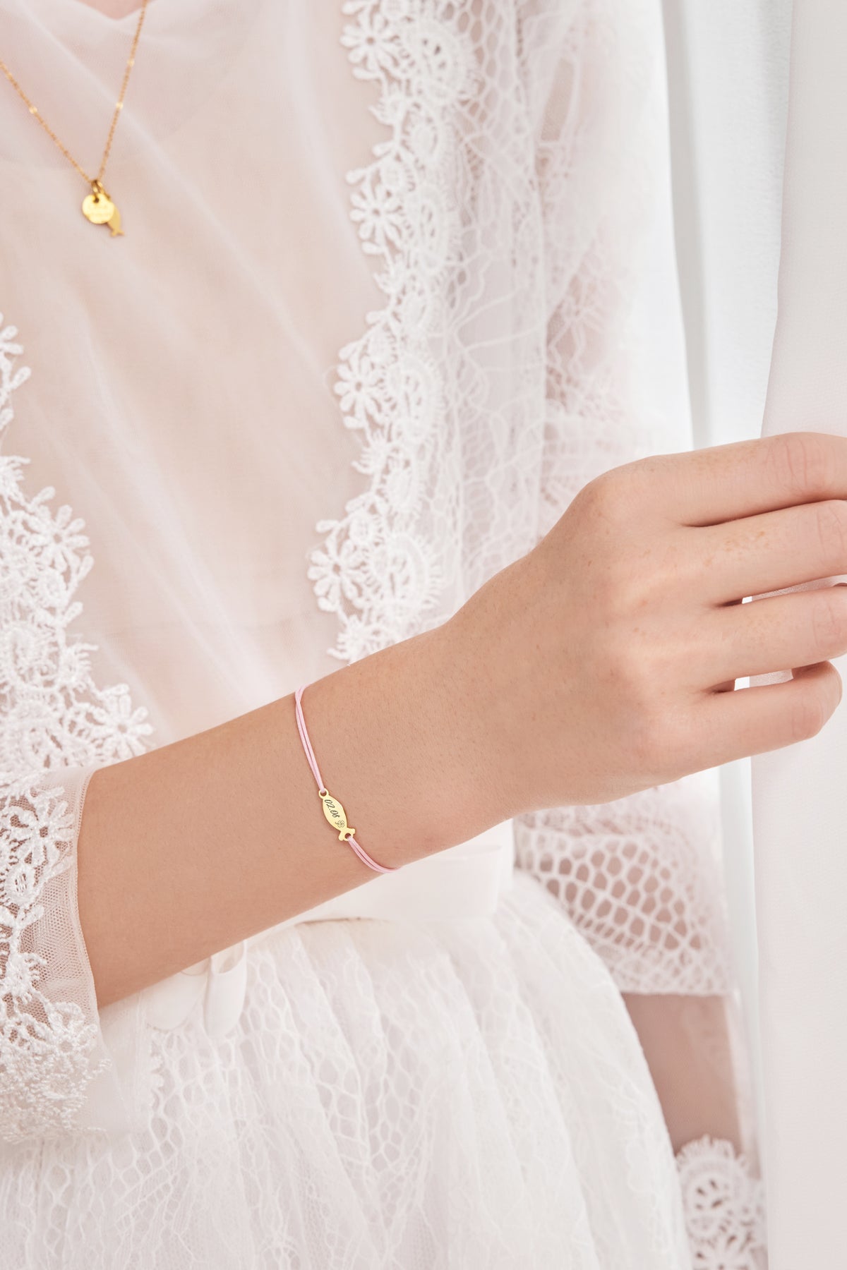 Ichthys Armband mit Gravur in Rosa – Mädchen trägt Armband und passende Kette mit Fischanhänger
