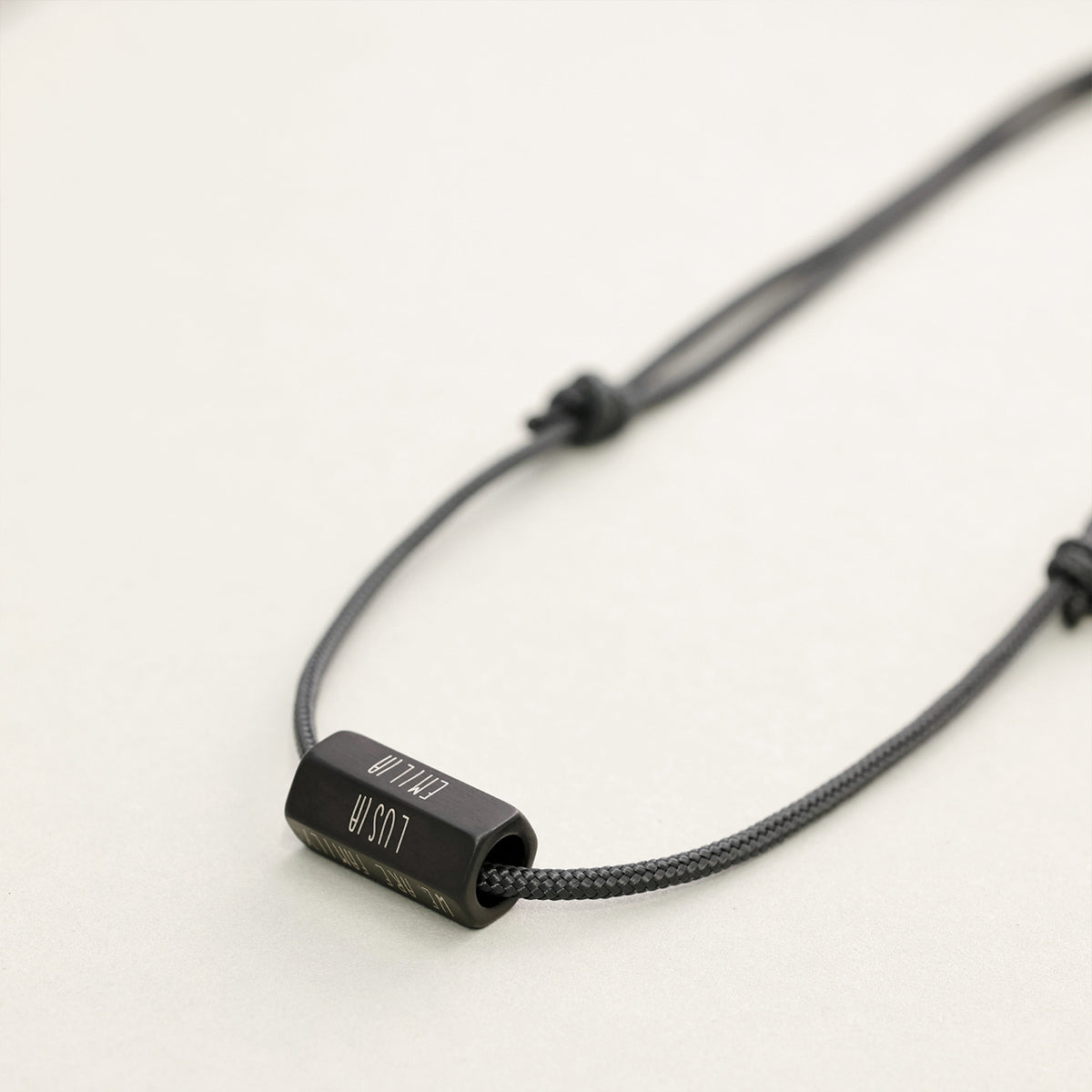 Personalisierbare Herren Segeltau Kette mit graviertem Sechskant-Anhänger, komplette Ansicht