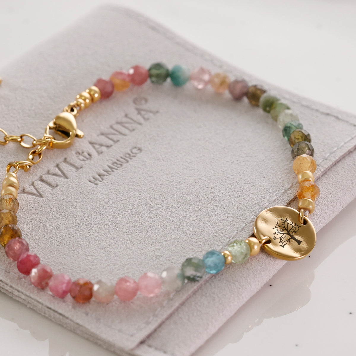 Regenbogen-Turmalin-Armband mit Hammerschlag Plättchen – Plättchen mit graviertem Lebensbaum-Motiv