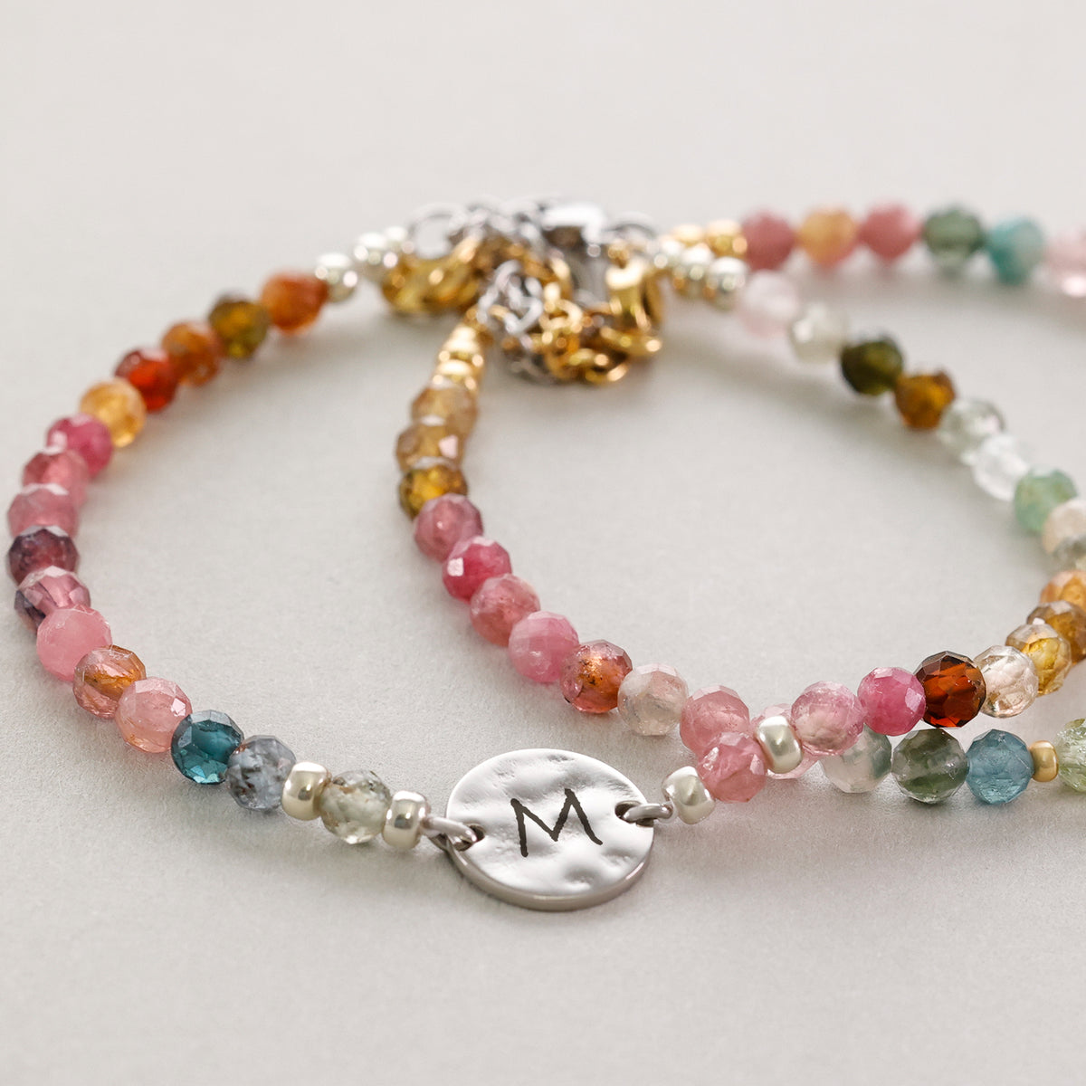 Regenbogen-Turmalin-Armband mit Hammerschlag Plättchen – zwei Varianten mit Silber- und Goldverschluss