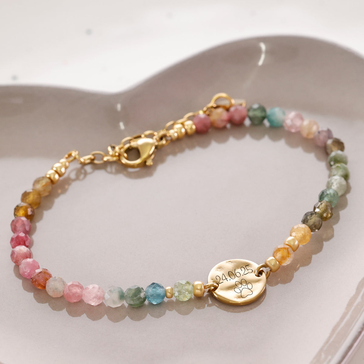 Regenbogen-Turmalin-Armband mit Hammerschlag Plättchen – Plättchen mit graviertem Datum und Pfotenabdruck