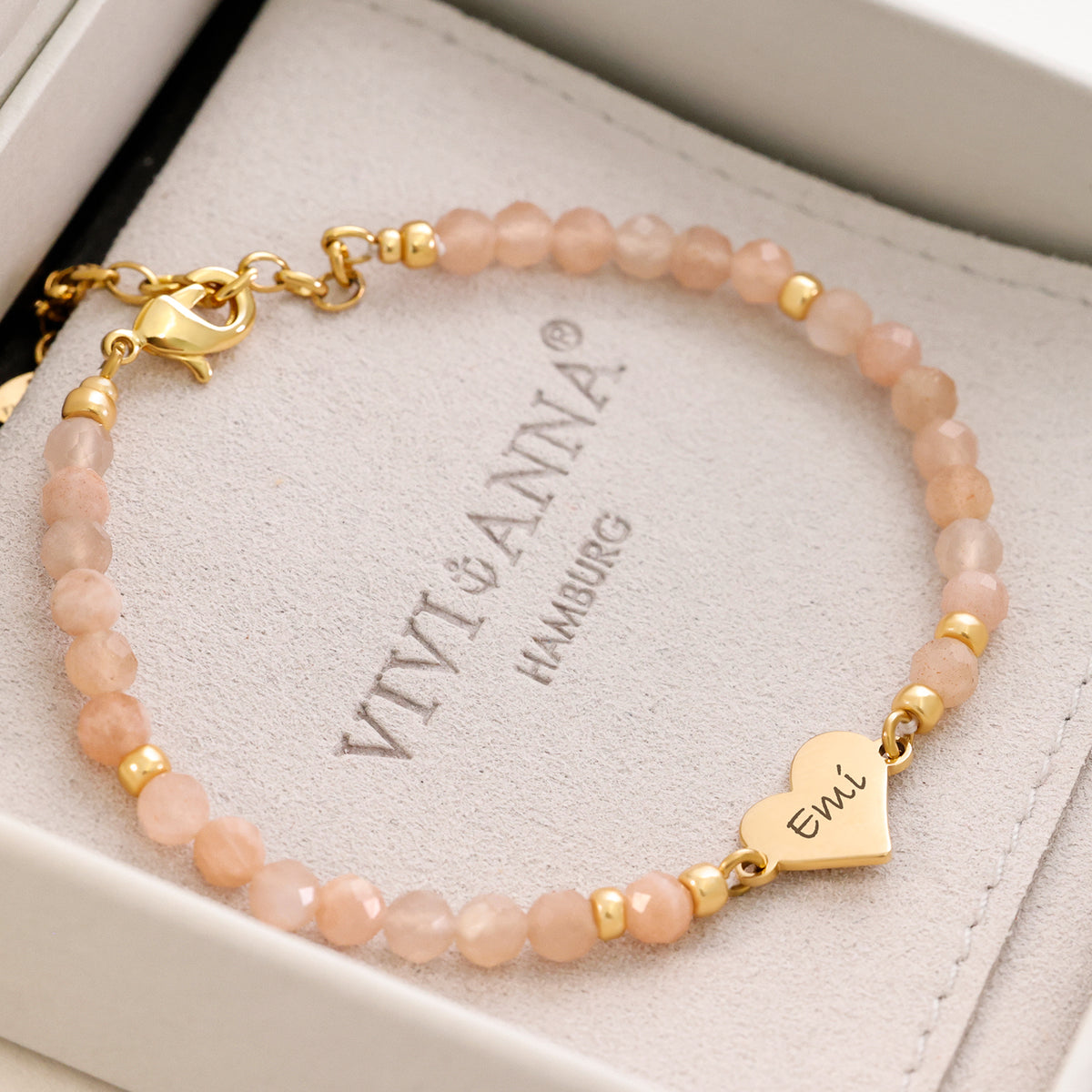 Sonnenstein Armband mit Herz-Gravur in goldener Geschenkbox mit VIVI&ANNA Schmuckbeutel