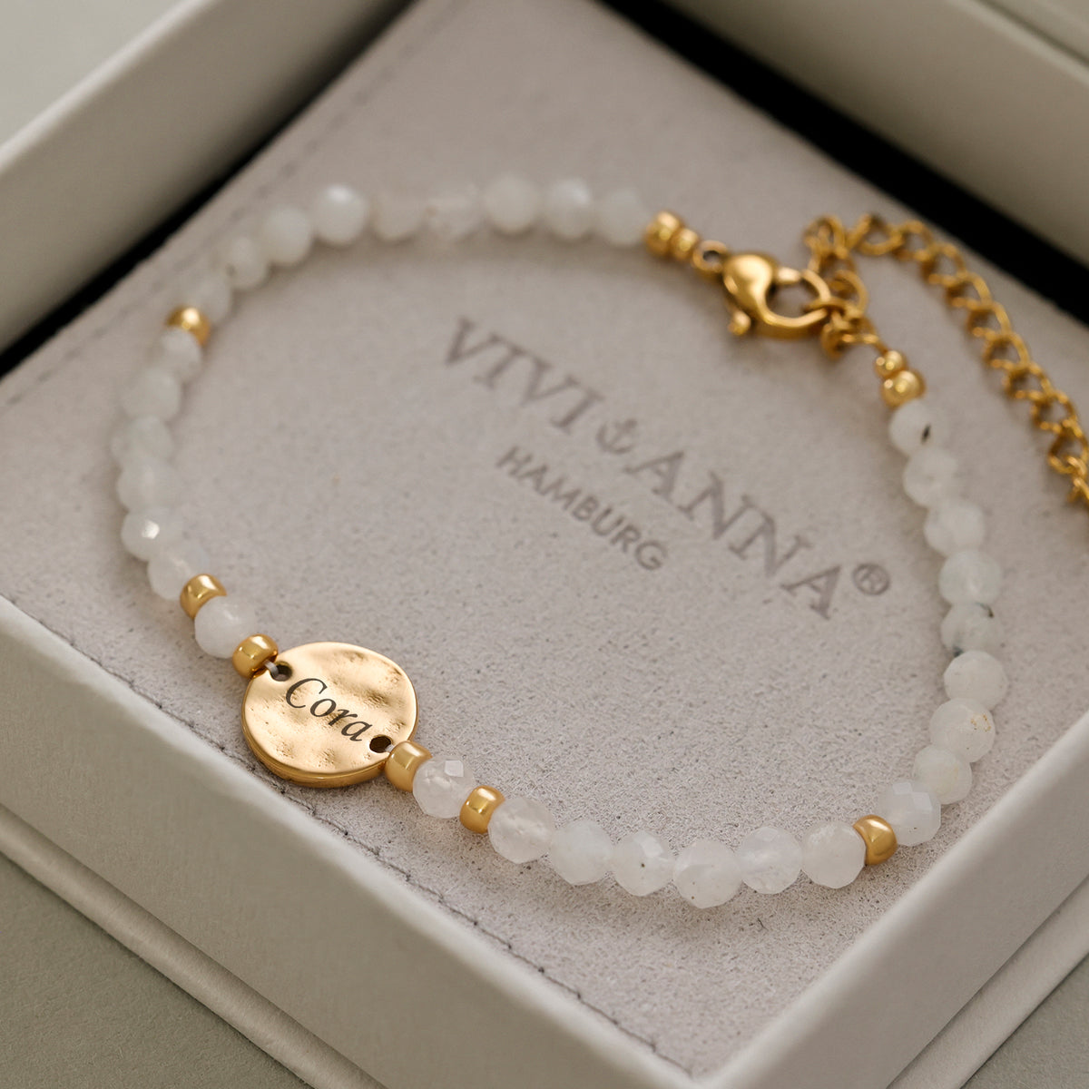 Mondstein Armband mit Hammerschlag Plättchen in Gold, Plättchen mit Namen 'Cora' graviert