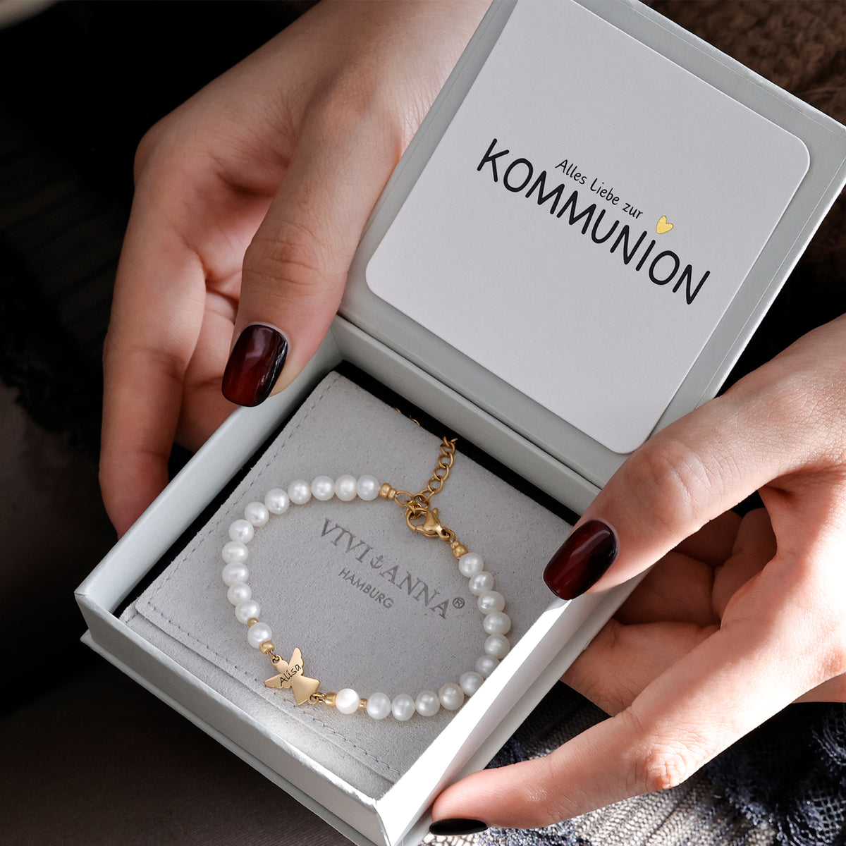 Engel Armband mit Süßwasserperlen in Geschenkbox mit Grußkarte 'Alles Liebe zur Kommunion'