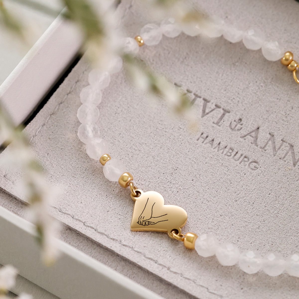 Herz-Armband mit Mondstein – Herzanhänger mit Gravur von zwei verschränkten kleinen Fingern