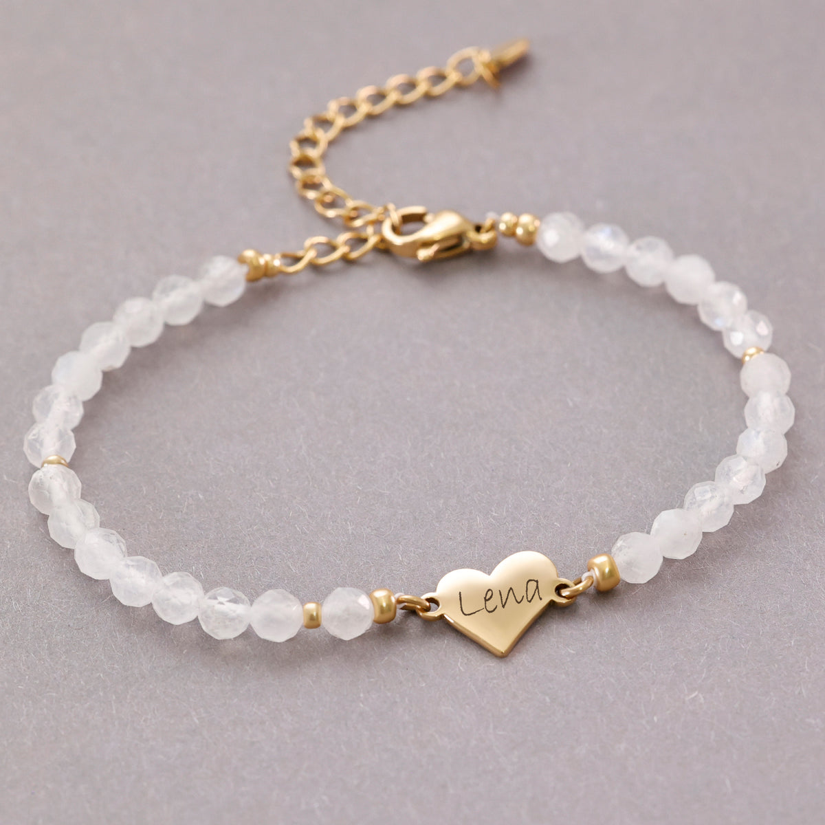 Herz-Armband mit Mondstein – goldener Herzanhänger mit graviertem Namen 'Lena'