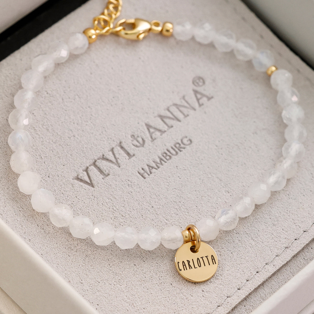 Mondstein Armband mit Wunschgravur in goldener Geschenkbox mit VIVI&ANNA Schmuckbeutel