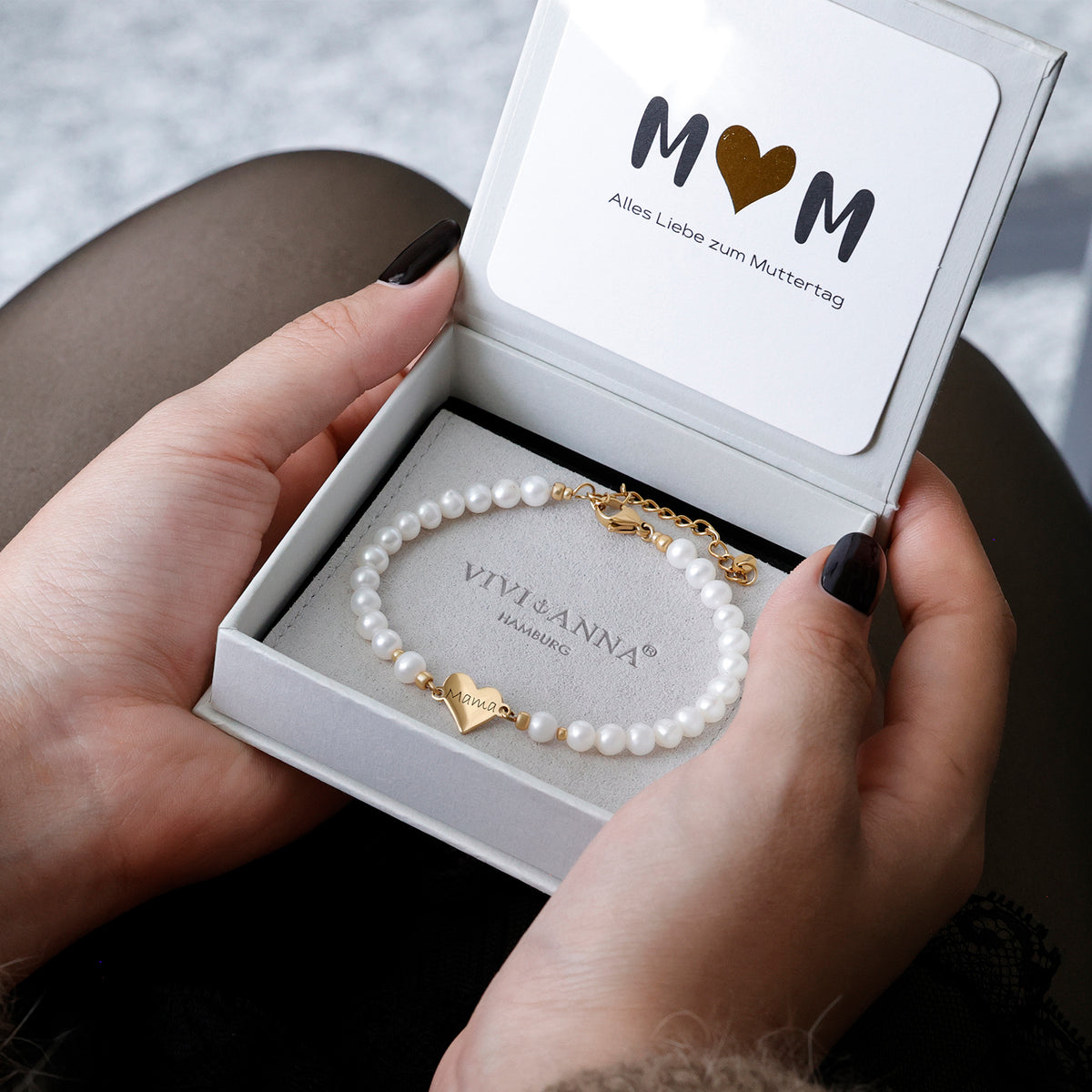 Süßwasserperlen Armband mit Herzanhänger in Geschenkbox mit Grußkarte 'Alles Liebe zum Muttertag'