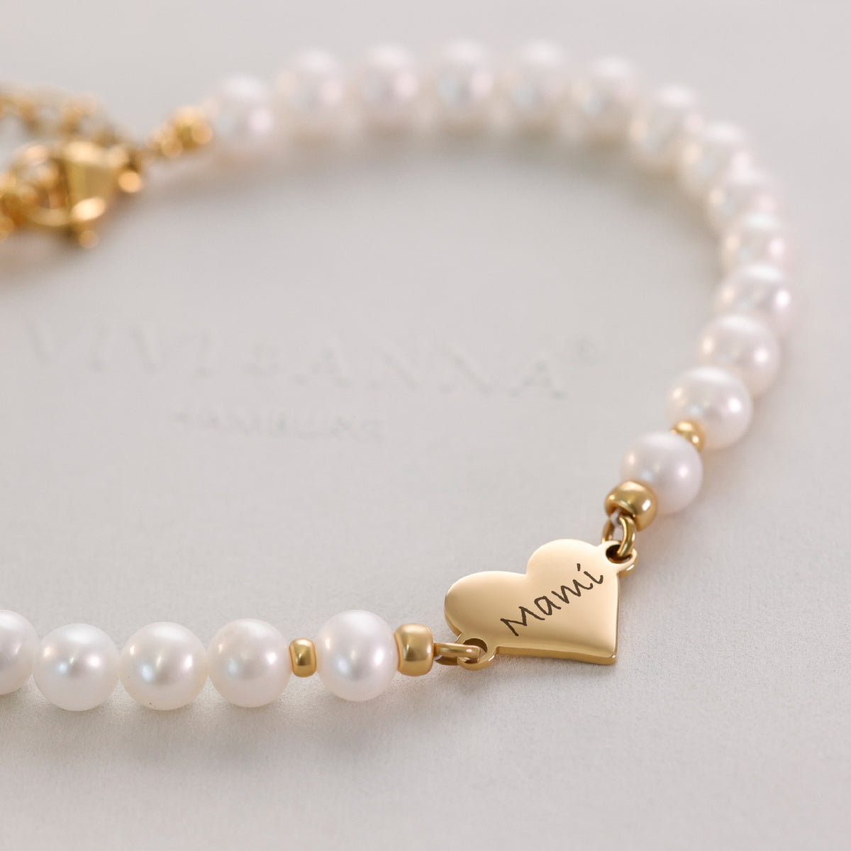 Süßwasserperlen Armband mit Herzanhänger in Gold, Nahaufnahme des Herzanhängers mit 'Mami'