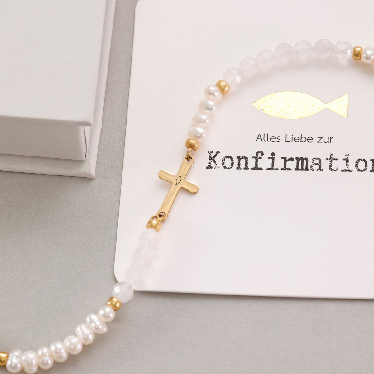 Mondstein & Süßwasserperlen-Armband mit Kreuz zur Konfirmation – Armband auf Konfirmationskarte und Geschenkbox