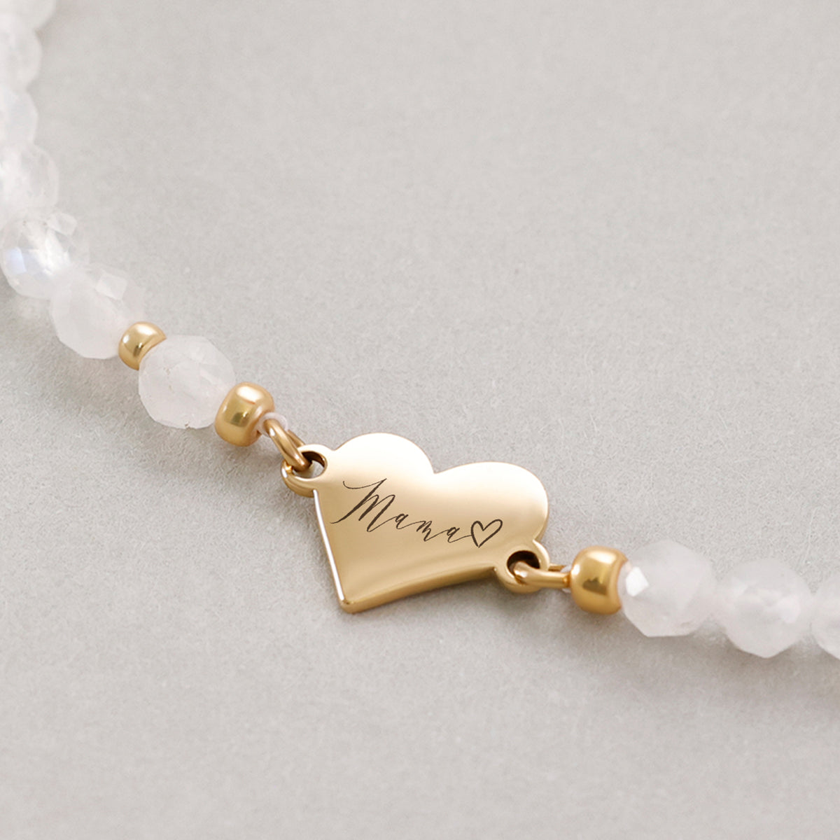 Herz-Armband mit Mondstein für Mama – Detailaufnahme des goldenen Herzanhängers mit Gravur 'Mama'