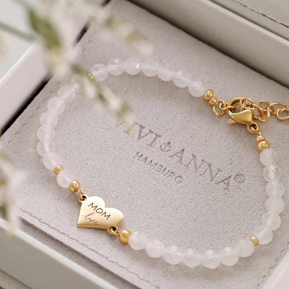 Herz-Armband mit Mondstein für Mama – Armband mit Herzanhänger 'MOM' in Geschenkbox mit Blumendekor